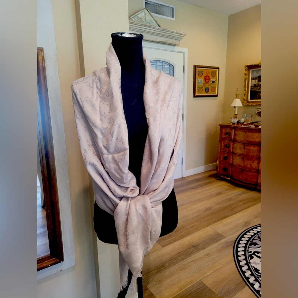 Louis Vuitton Stunning scarf a must have for your wardrobe!